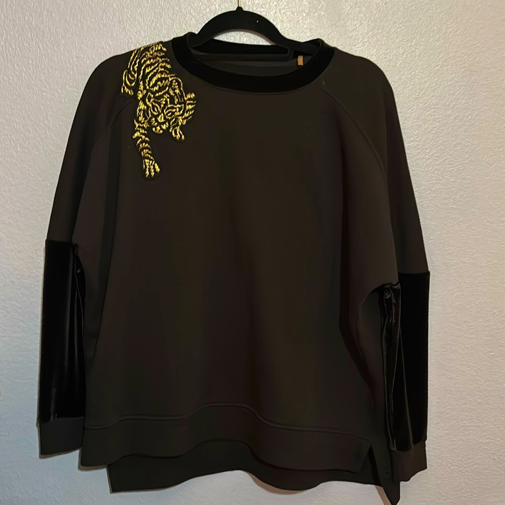 Elie Tahari XS Black Sweatshirt with Embroidered Gold Tiger